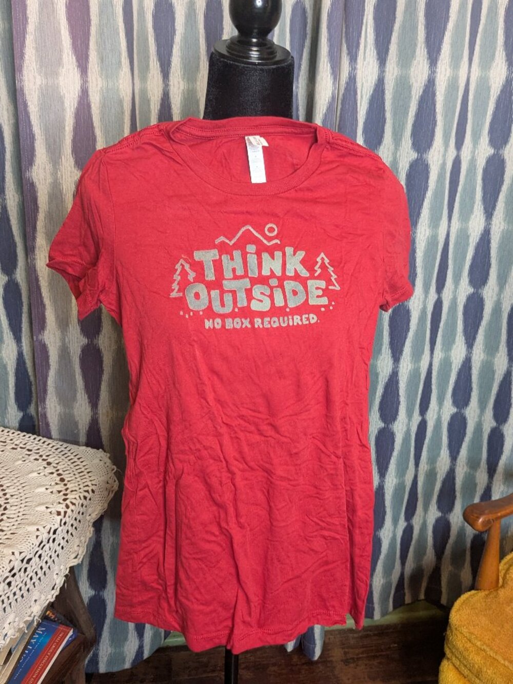 Think Outside No Box Required Graphic Tee Size Medium Red